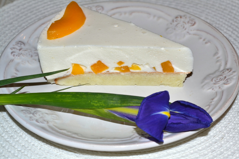 Бисквитный торт с персиками Рис. 1