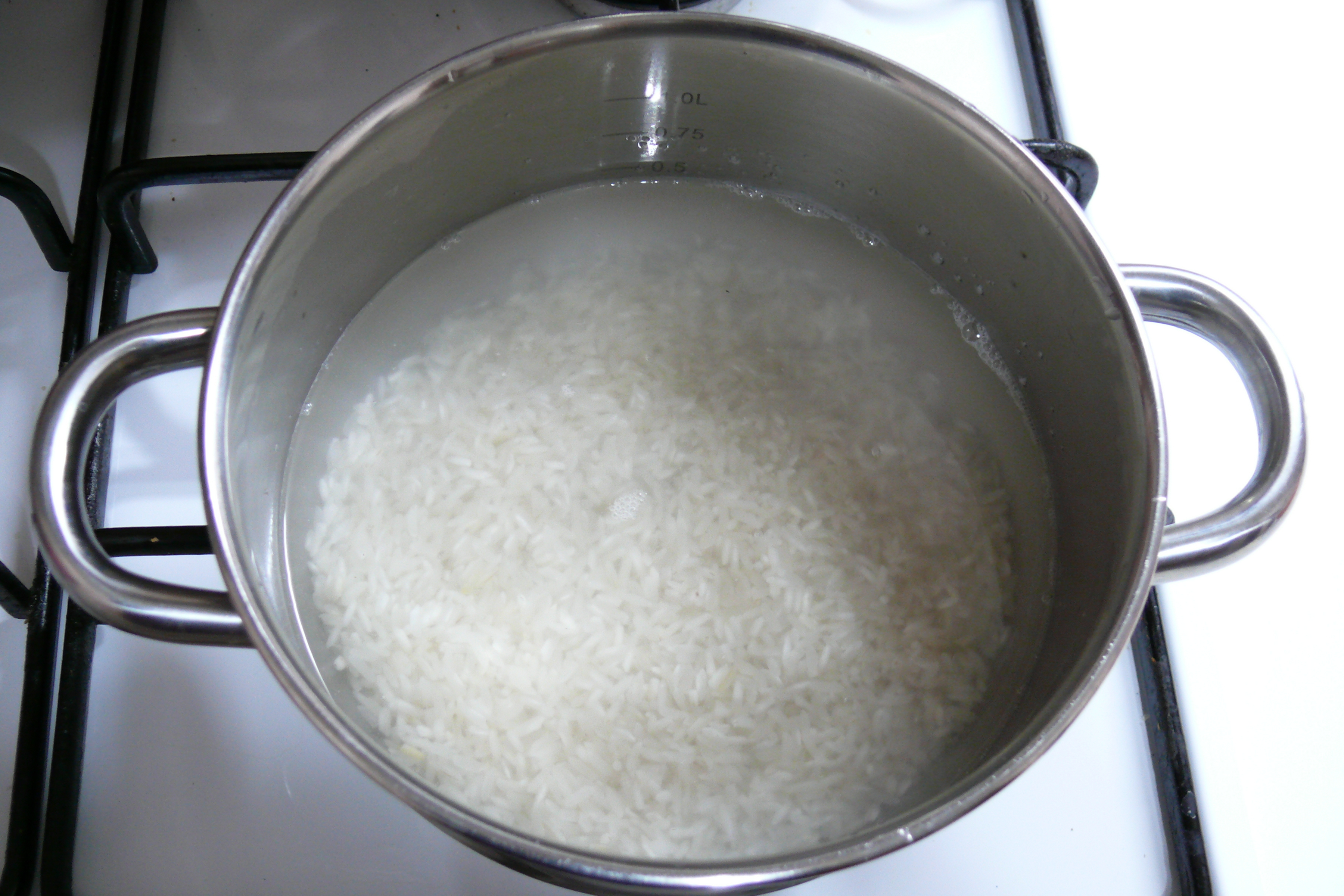 Рис в кипящую или холодную. Рис в кастрюле. Отварить рис. Рис варится в кастрюле. Вареный рис в кастрюле.
