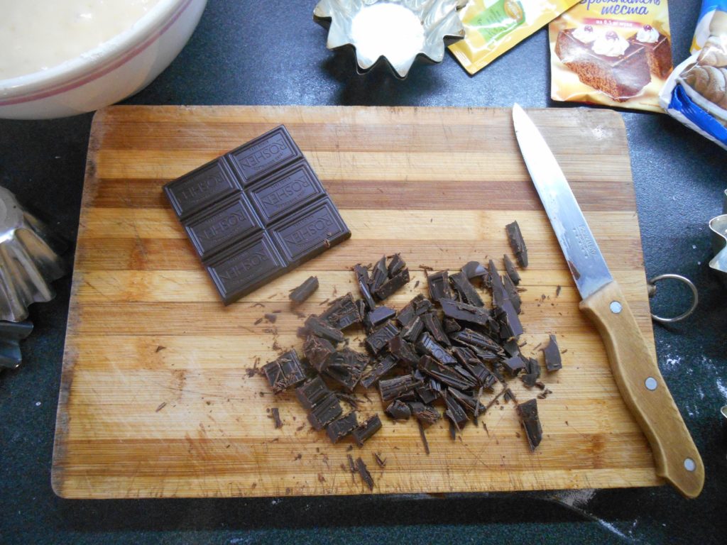 Измельчить шоколад