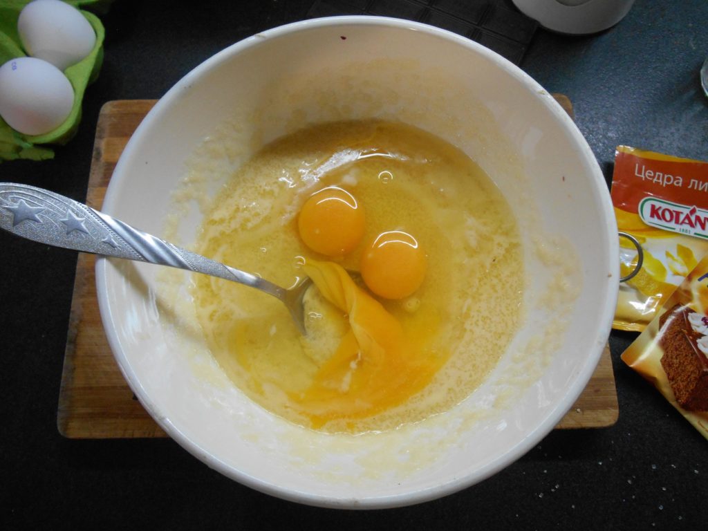 Добавить яйца, сахар и кефир