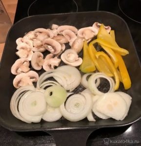 Выкладываем овощи на сковороду